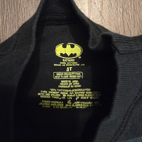 Batman Black and Yellow Logo Shirt - Picture 2 of 3